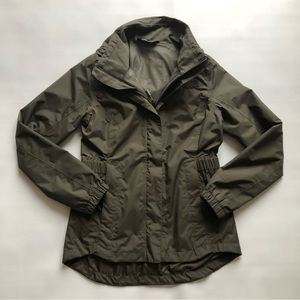 NWOT The North Face women’s rain jacket, dark green, WATERPROOF, Small